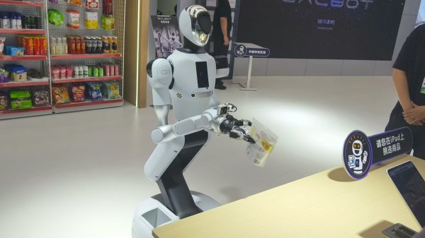 盛鹏智投 银河通用机器人展示商超值守机器人 已获得100家门店订单