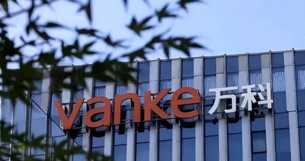 策略大赢家 日亏1亿，营收暴跌26%！输血也难填窟窿，房地产巨头能否挽狂澜？